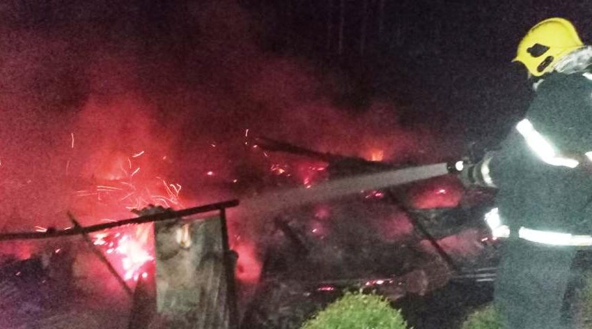  Casa consumida por incêndio