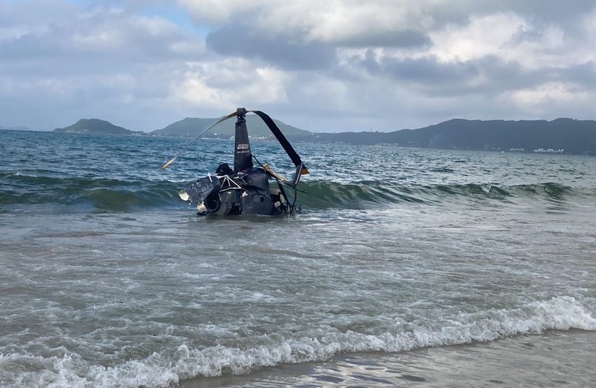  Helicóptero cai no mar em praia de Florianópolis