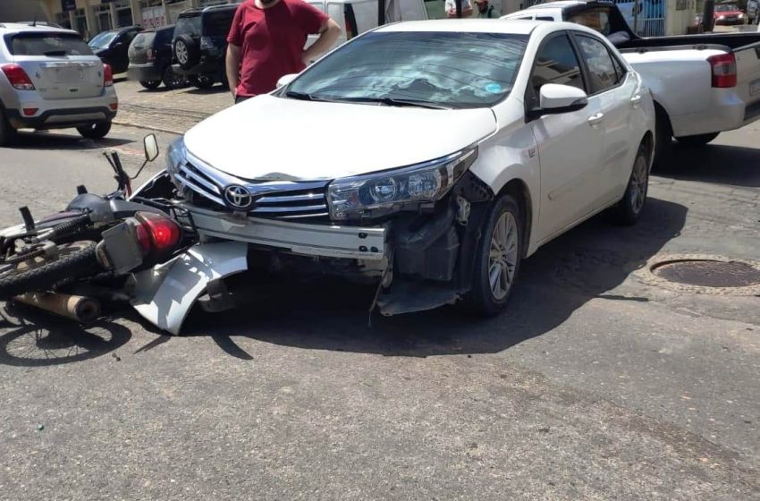  Motociclista vai parar embaixo de carro na Wundervald