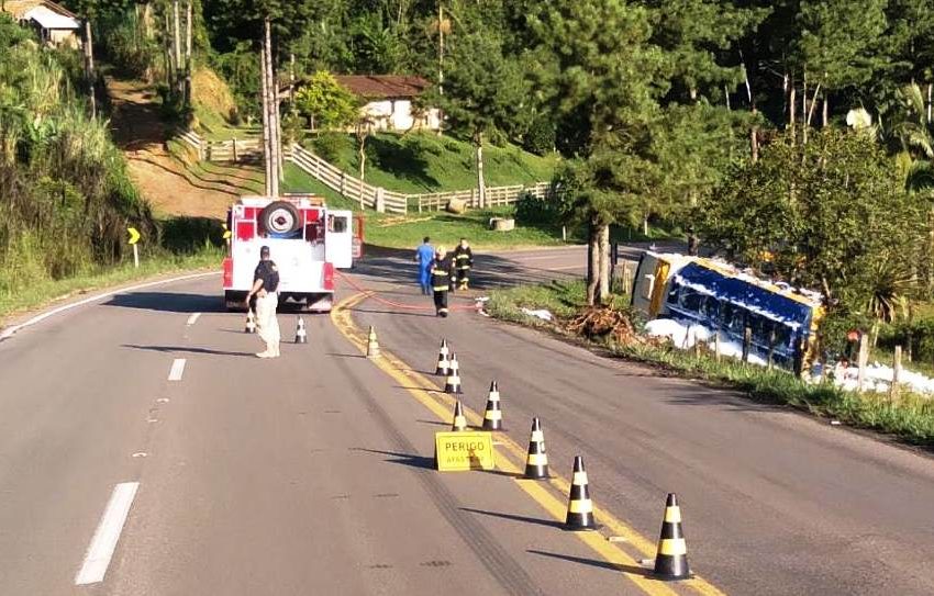  Acidente com caminhão de combustíveis na Serra da Corupá