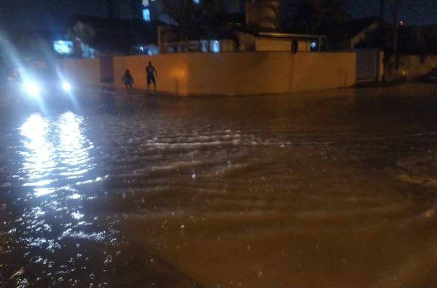  Chuva deixa ruas alagadas e provoca estragos no Vale do Itajaí