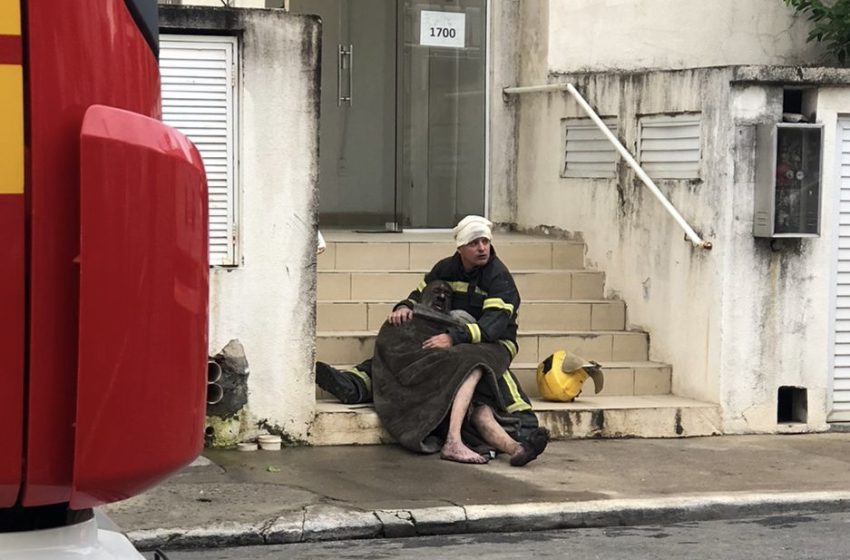  Bombeiro conforta vítima de incêndio no Sul do Estado