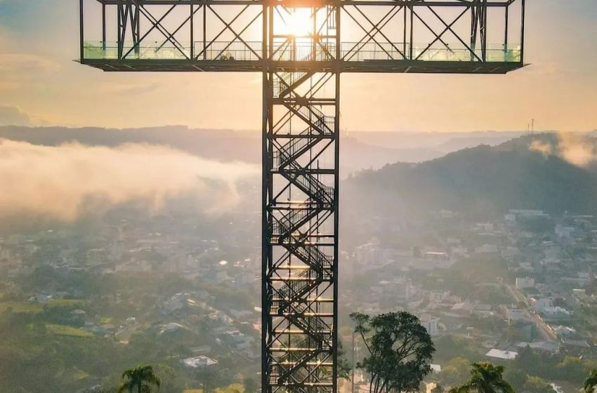  Cruz Panorâmica chama atenção em Cidade de SC