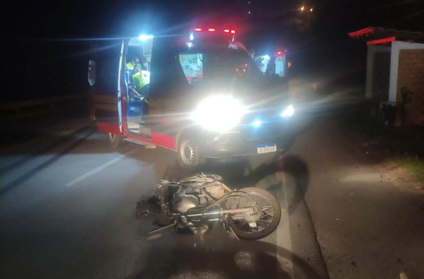  Motociclista fratura braço e perna enquanto que segundo envolvido foge do local