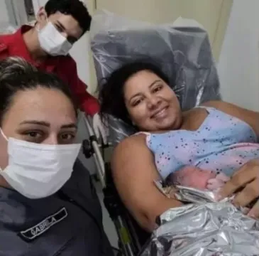  Bebê nasce em ambulância