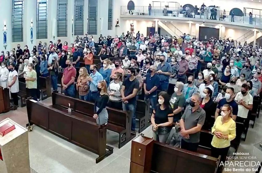  Celebração na madrugada leva fieis à Igreja