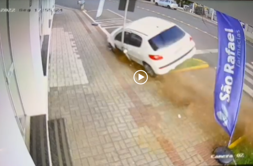  Carro em alta velocidade invade calçada e atropela placa