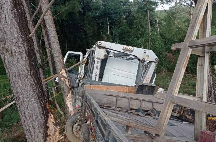  Saída de pista causa acidente grave na SC 477