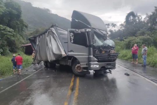  Caminhoneiro ficou preso às ferragens