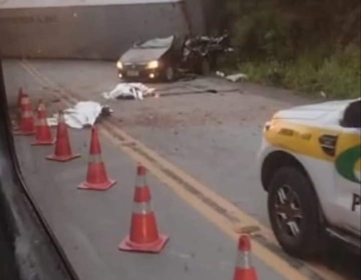  Container cai sobre carro e casal morre em Itapoá