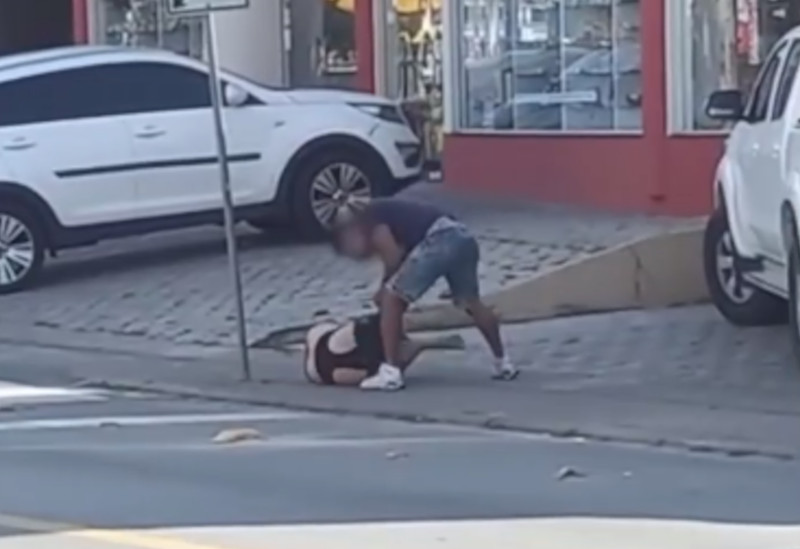  Homem espanca mulher no meio da rua