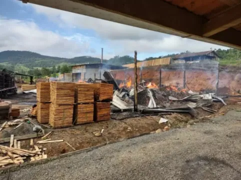  Homem brinca de ser “NERO” e incendeia bens públicos e uma madeireira