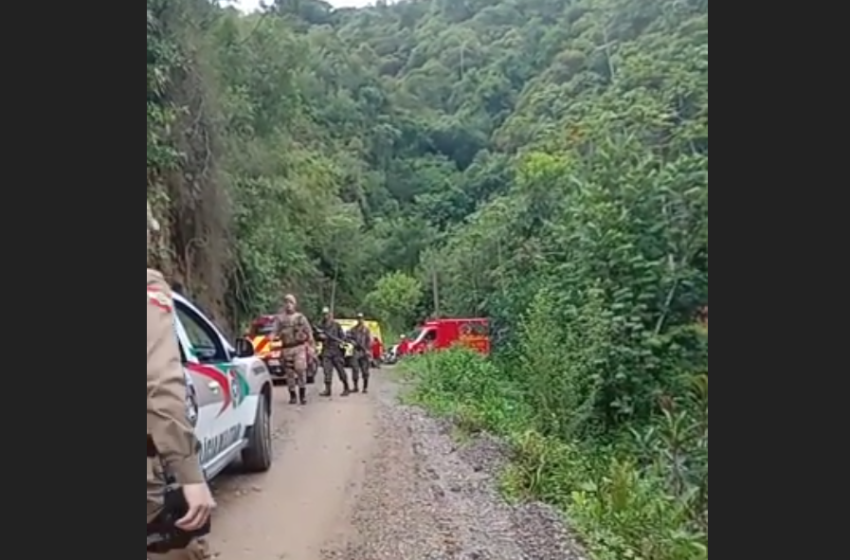  Caminhão do exército cai em ribanceira