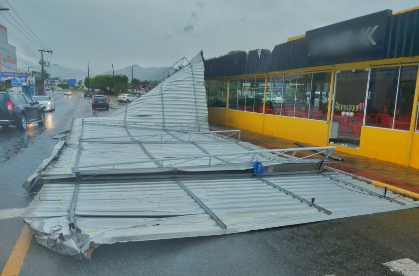  Temporal derruba telhado de uma lanchonete