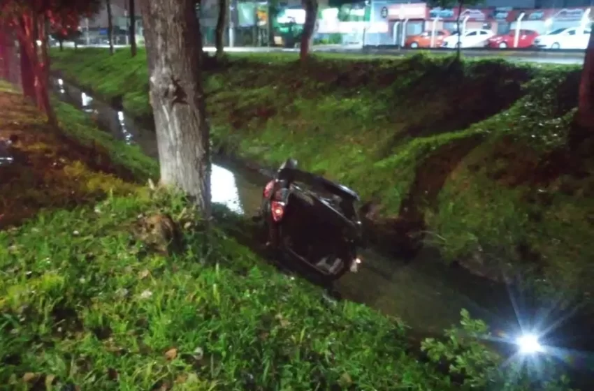  Carro capota, cai dentro de rio e causa morte