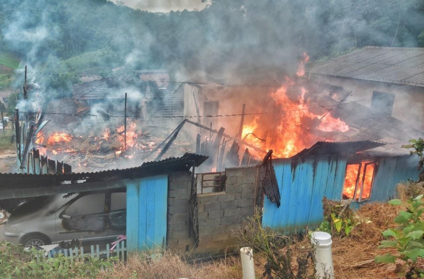  INCÊNDIO:  três crianças foram salvas pelos vizinhos