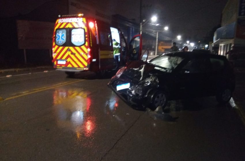  Ônibus e carro colidiram no Centro