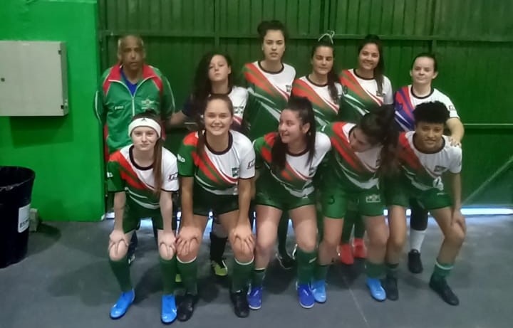  MENINAS EM QUADRA: Futsal venceu primeiro jogo