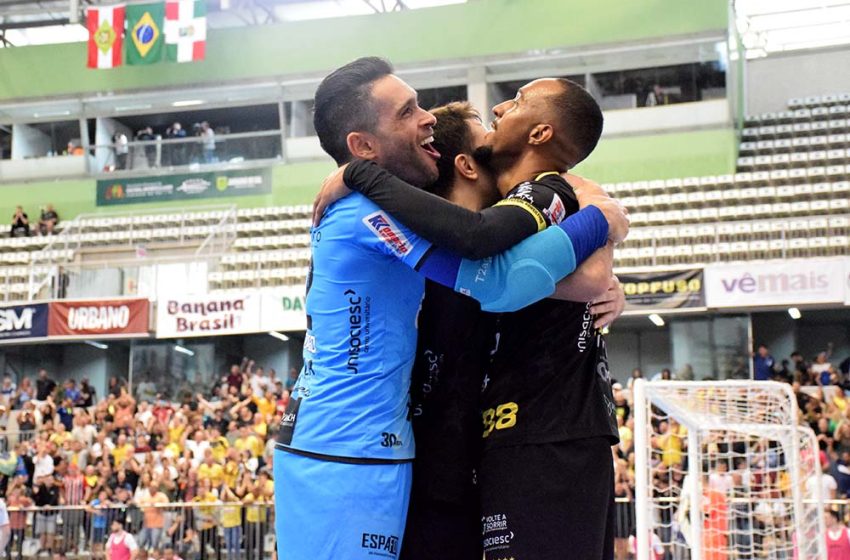  Felipe marca no fim, Tiago faz milagre e Jaraguá Futsal vence Carlos Barbosa