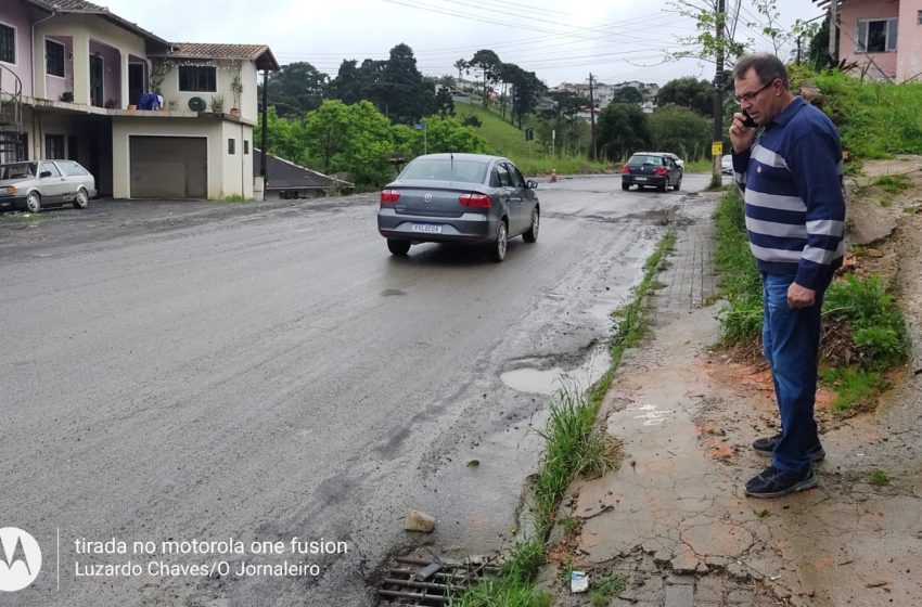  Secretário de Obras pede urgência na Rua das Neves