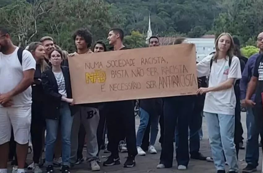  VÍDEO – Estudantes se manifestam após denúncia de racismo em universidade