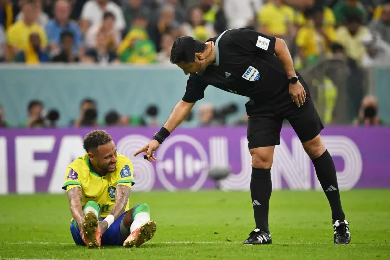  Médico da Seleção Brasileira detalha lesão de Neymar e prazo de recuperação