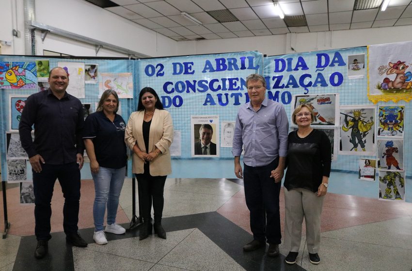  Trabalhos de alunos do Centro de Autismo expostos no hall da Prefeitura