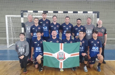  HANDEBOL: Equipe adulta esteve em ação