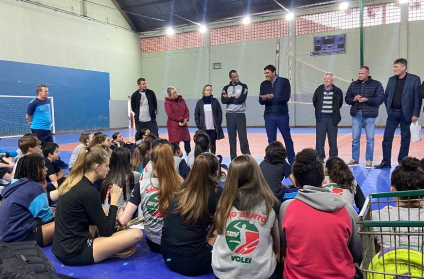  Bicampeão olímpico Giovane Gávio visita escolinha de vôlei são-bentense