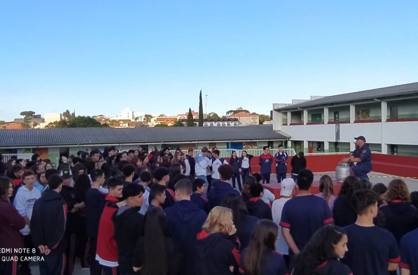  SEGURANÇA NAS ESCOLAS: Corpo de Bombeiros palestra para cerca de 500 alunos