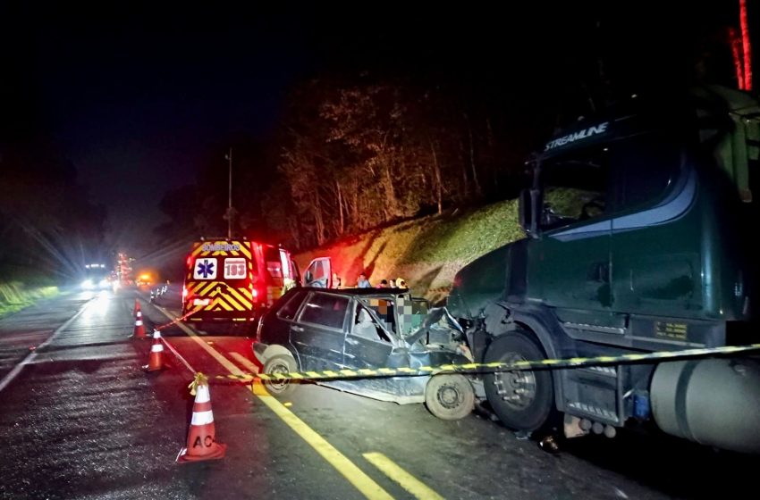  Homem morre após carro colidir com carreta