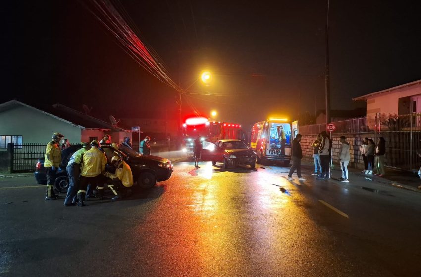  Colisão resta em duas pessoas feridas no bairro 25 de julho