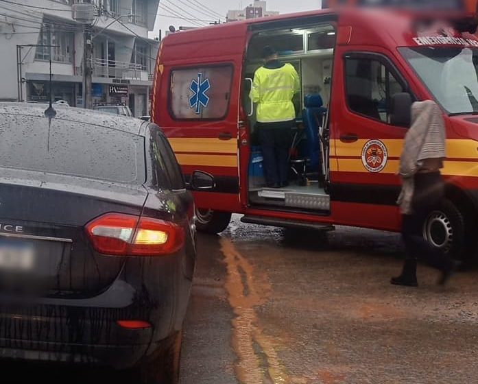  Carro bate em muro na Avenida Argolo