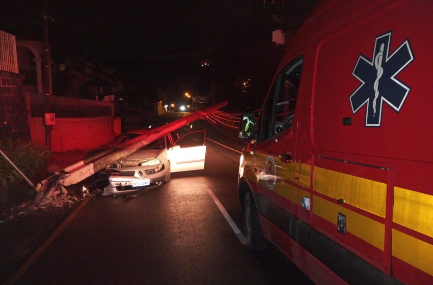  Colisão e queda de poste em carro no centro