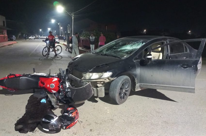  Colisão entre carro e moto deixa duas pessoas feridas