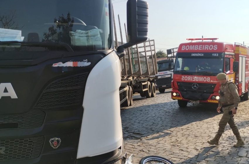  Colisão entre moto e caminhão deixa uma pessoa gravemente ferida