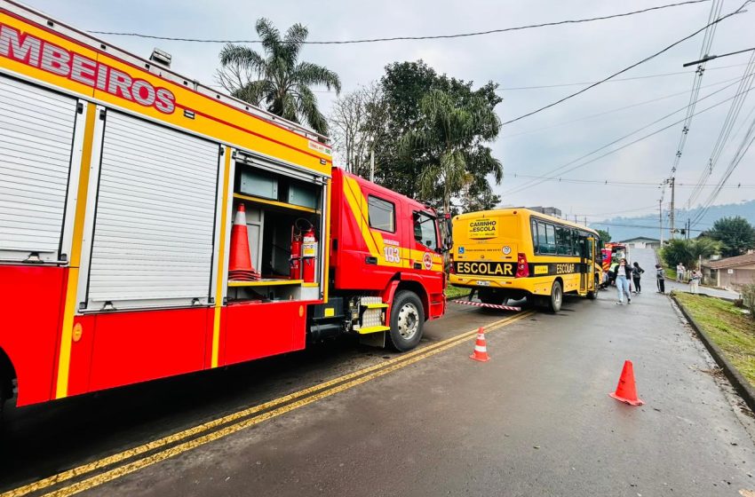  Ônibus escolar colide com bicicleta