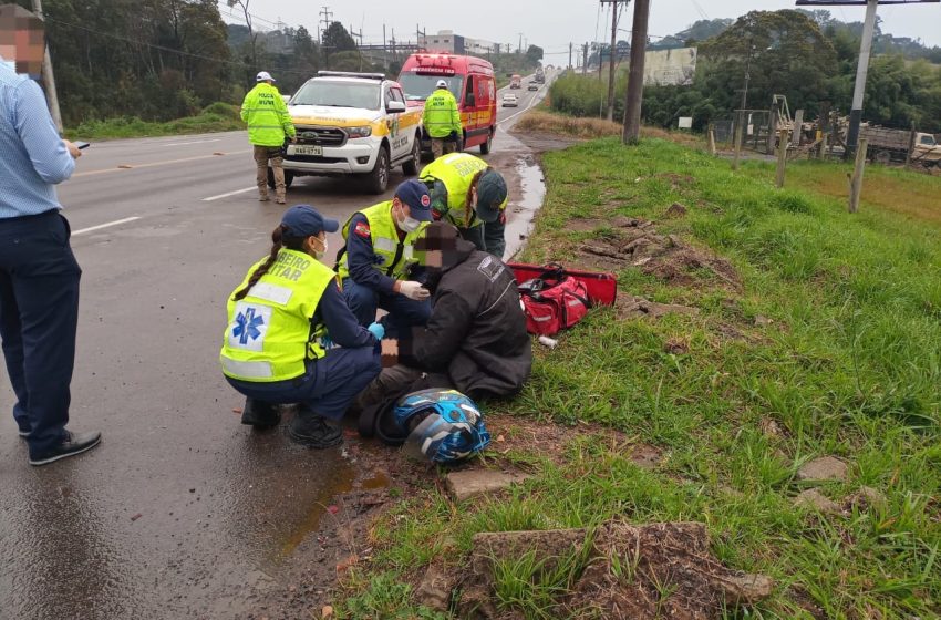  Moto e carro colidem no bairro Brasília