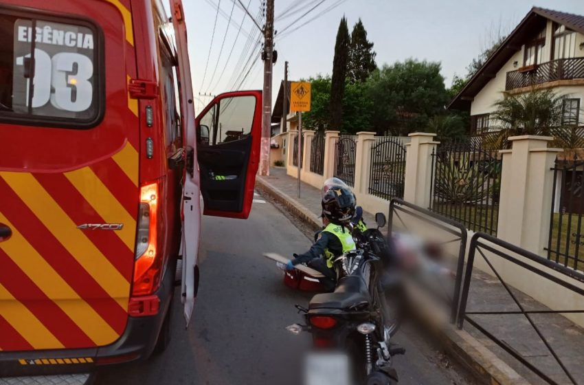  Mulher é levada ao Hospital após acidente com moto