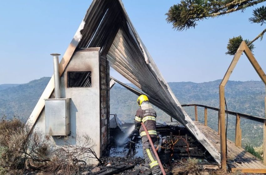  Casal sai para acampar e acorda com cabana pegando fogo