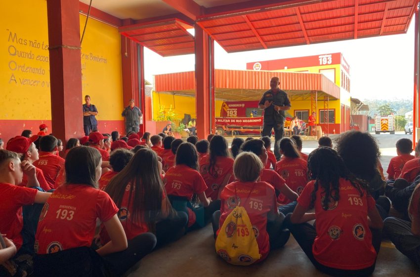  Futuros bombeiros mirins visitam o quartel