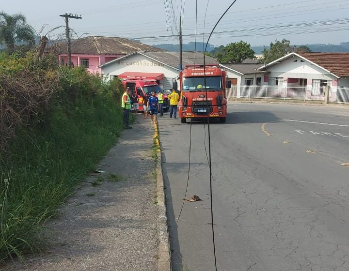  Cabos de fios telefônicos causam acidente