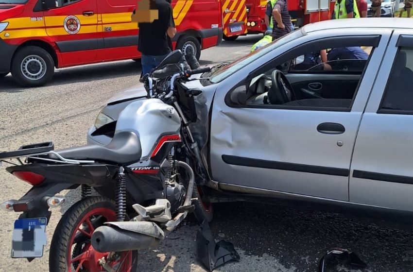  Mulher de 65 anos é encaminhada ao hospital após colisão entre carros