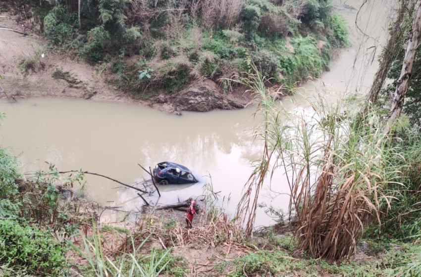  Carro cai no rio, mobiliza mergulhador e desfecho da história surpreende