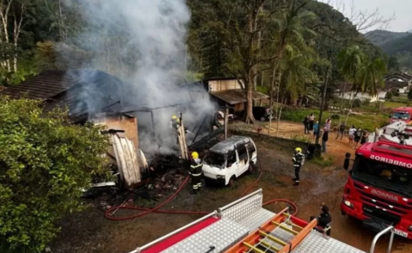  Incêndio destrói casa e vítima é encontrada carbonizada