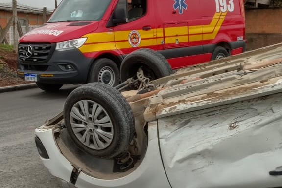  Colisão e capotamento na Vila São Paulo