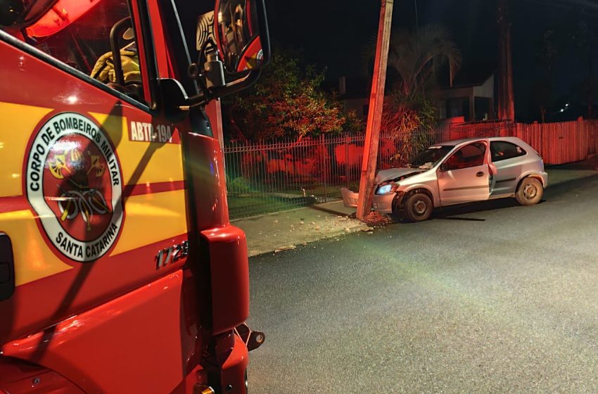  Batida em poste deixa um ferido na noite de sábado