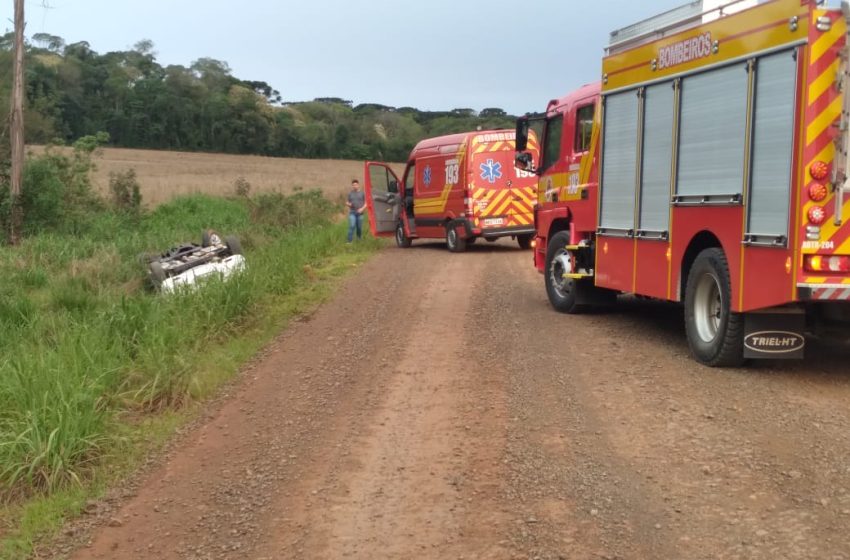  Carro capota e cai em uma vala