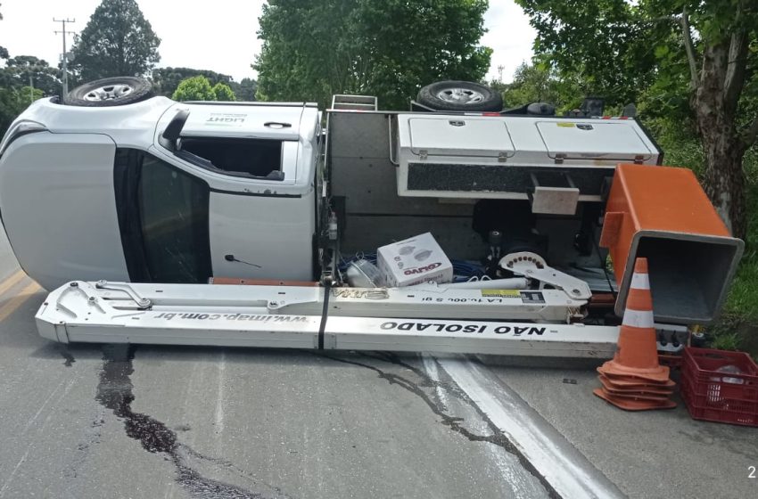  Carro capota e motorista sai ileso