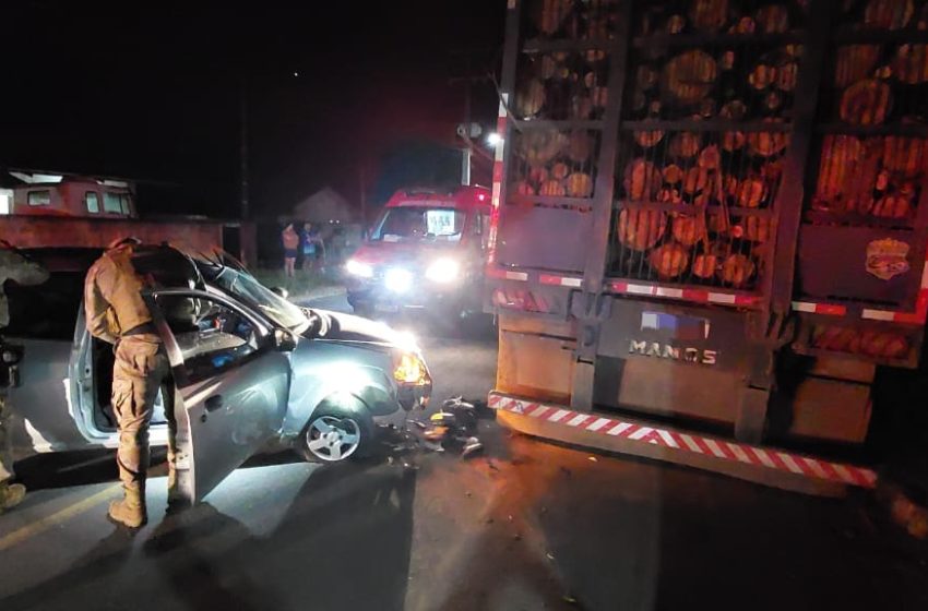  Carro colide em carreta parada